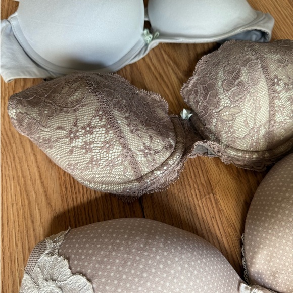 3 Victoria’s Secret bras - Picture 2 of 4